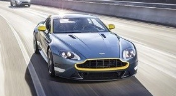 阿斯顿马丁V8 Vantage GT的内饰深深致力于为街道注入赛车风格的汽车
