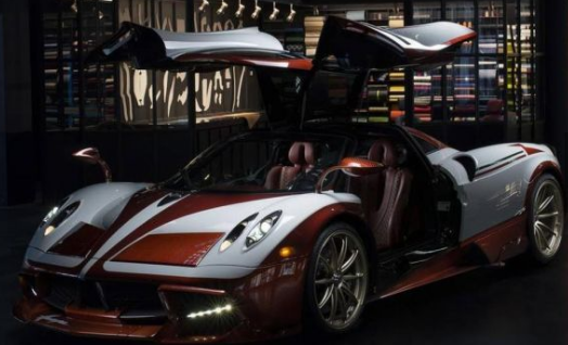 Pagani Huayra Lampo是一款复古的一次性模特身着菲亚特Turbina制服