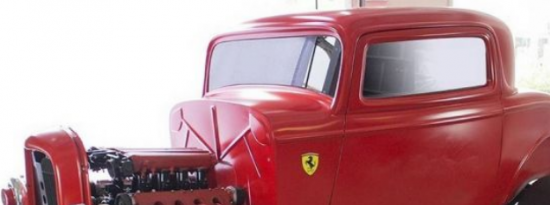 红色1932年福特热棒燃烧法拉利的950马力V8双涡轮增压发动机