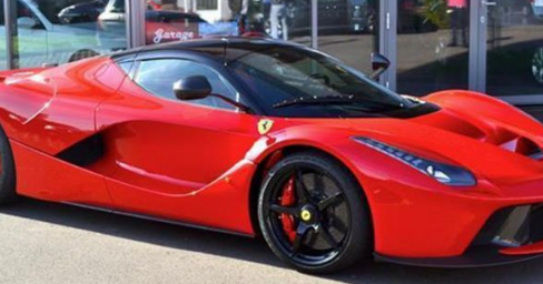 一辆红色的法拉利LaFerrari正以惊人的1000万欧元的价格出售