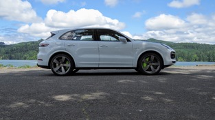 观看保时捷的新款Cayenne Turbo S E-Hybrid动力在未完成的赛道上滑行