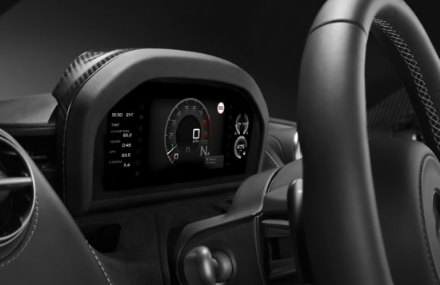 迈凯轮超级系列的新模型配备折叠式驾驶员显示屏