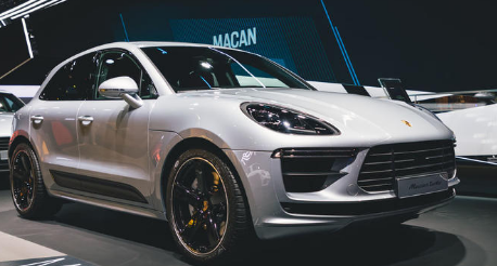  2019年新款保时捷Macan Turbo在法兰克福降落