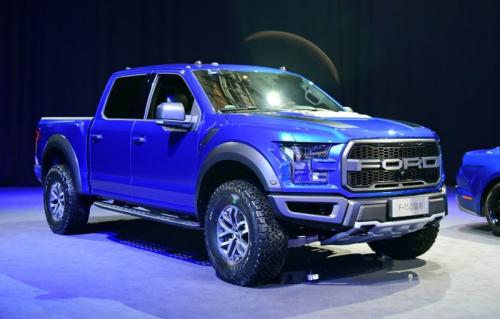  观看 F-150福特猛禽在越野时的努力工作