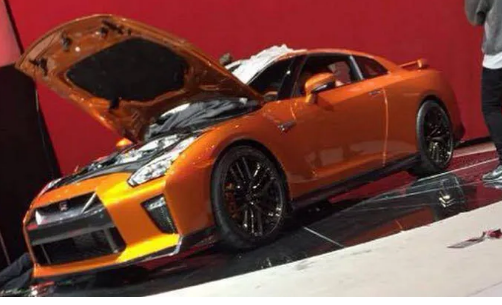 日产的更新版GT-R昨晚在纽约车展的地板上被挖出