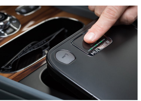 宾利的生物识别保险箱英国SUV获得Bond-spec技术