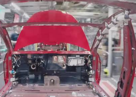 观看新型特斯拉Model 3的制造过程
