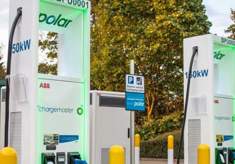 英国最大的电动汽车充电提供商在BP前院推出快速充电器
