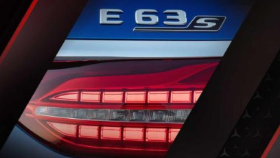 梅赛德斯官方发布了新款梅赛德斯奔驰AMG E 63 S的尾部细节预告图