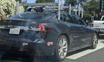 有外媒拍摄到特斯拉在一辆Model S上安装新型传感器阵列并进行路试的图片