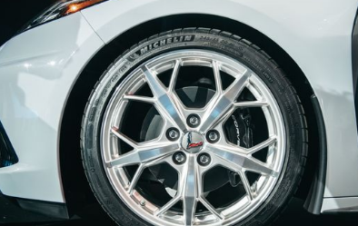 雪佛兰决定 非性能轮胎标准来故意降低新型中置发动机克尔维特的动态性能