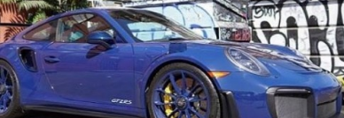 全蓝色保时捷911 GT2 RS有很多蓝色碳纤维