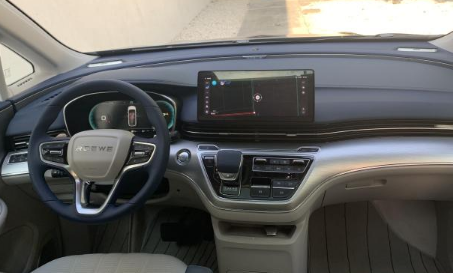 荣威正式发布了iMAX8的实车内饰 新车定位于中型MPV