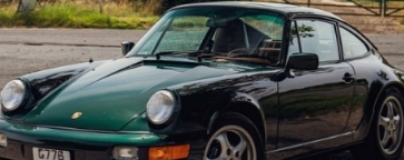 1990保时捷911 Carrera 2展现出令人惊叹的森林绿色金属外观