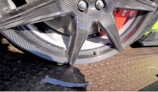 2020年福特野马谢尔比GT500破碎的碳纤维轮毂是一个可怕的谜