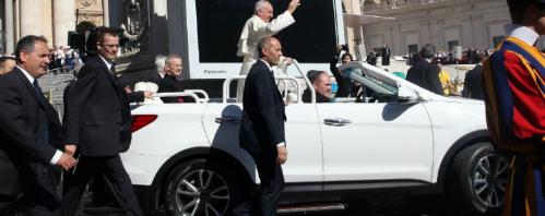 裸照现代圣达菲成为最新的POPEMOBILE