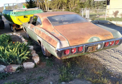 停放了多年的未恢复的1968 Chevy Impala带着神秘的引擎回来了