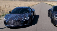 1300马力的奥迪R8阻力赛车在狭窄的道路上驾驶保时捷911 GT2 RS