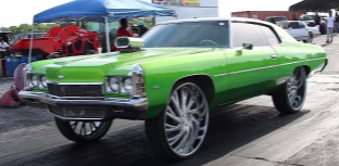 雪佛兰Impala Donk用可笑的30英寸车轮击中了阻力条