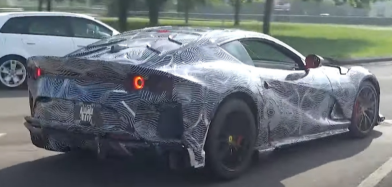 观看法拉利 812 Superfast Prototype 试图从相机中跑出险些坠毁