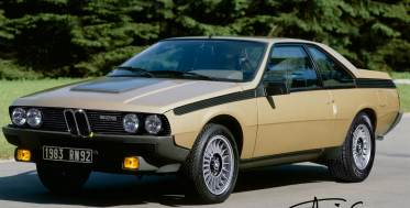 在 80 年代 BMW 系列的背景下渲染假设的 BMW 4 系