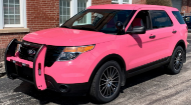 一辆 2013 年福特探索者在定制的粉红色油漆工作中与内饰相匹配