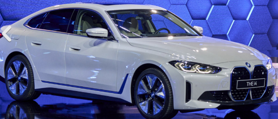 宝马展示了 2022 款 BMW i4 电动运动轿车和 iX 电动跨界 SUV