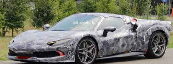2022 法拉利 296 GTS 在胶带下隐藏其蜘蛛天性