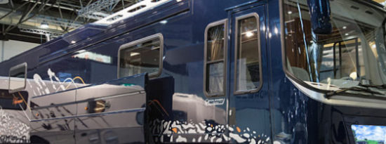 2月18日这辆价值470万美元的巴士内装有布加迪Chiron公路游艇